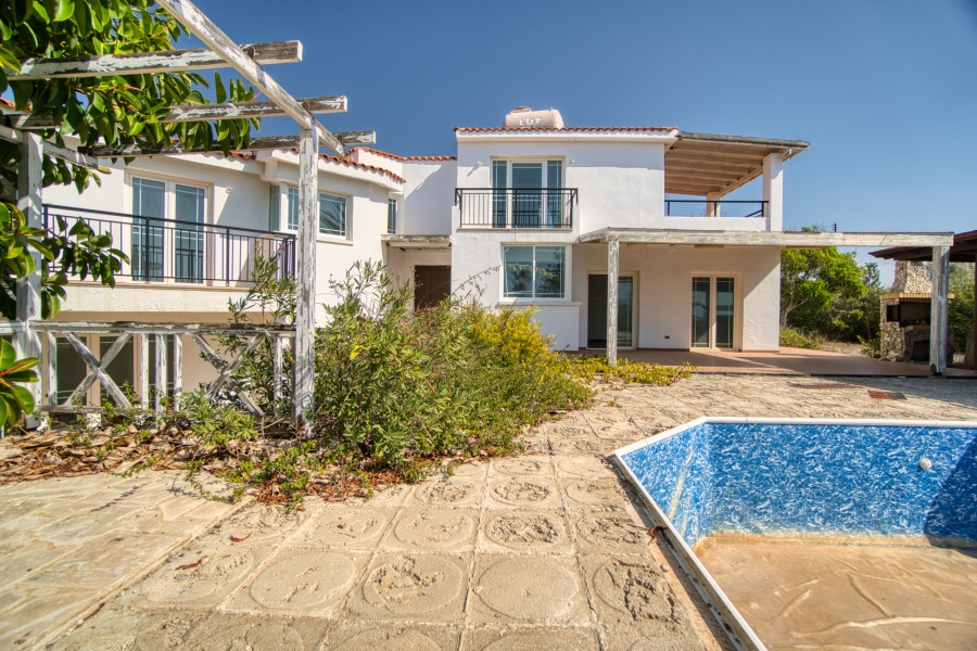 7 Bedrooms House / Villa in Peyia, Paphos