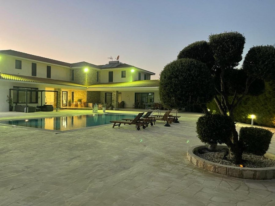 6 Bedrooms House / Villa in Dromolaxia, Larnaca