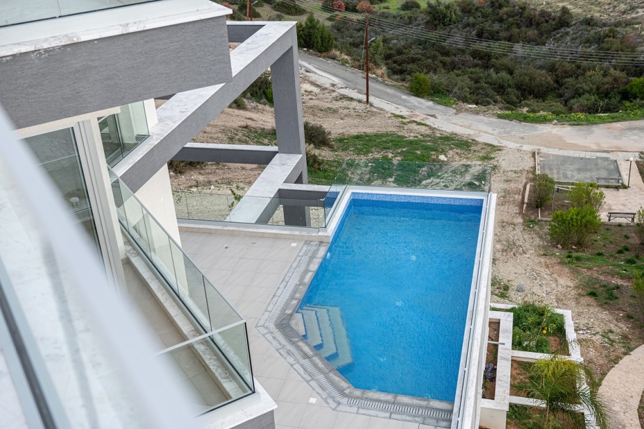 5 Bedrooms House / Villa in Agios Tychonas, Limassol