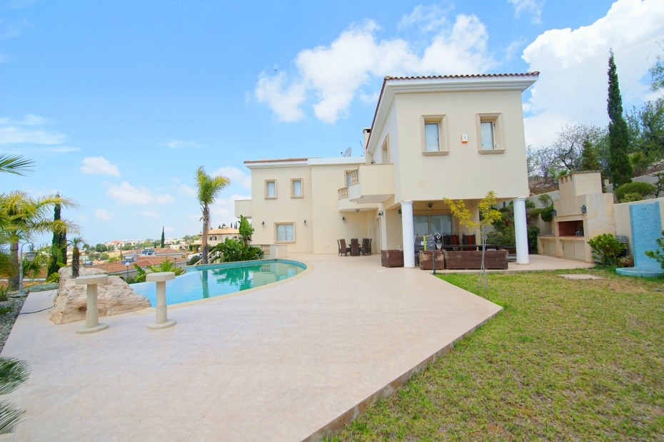 6 Bedrooms House / Villa in Mesa Chorio, Paphos