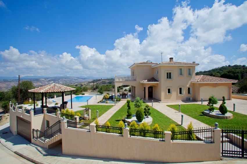 4 Bedrooms House / Villa in Stroumbi, Paphos