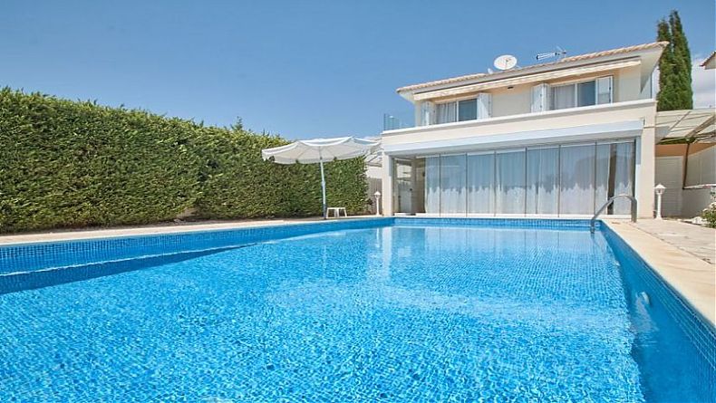 3 Bedrooms House / Villa in Coral Bay, Paphos