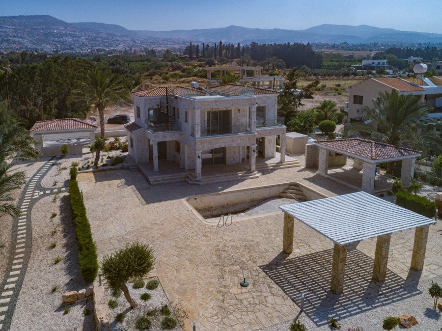 4 Bedrooms House / Villa in Coral Bay, Paphos