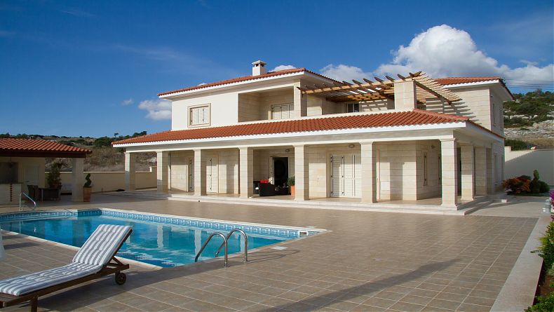 8 Bedrooms House / Villa in Peyia, Paphos