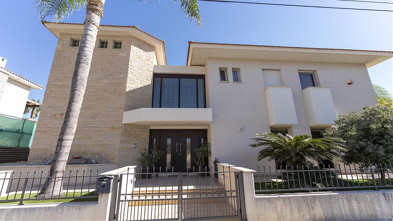 5 Bedrooms House / Villa in Papas Area, Limassol