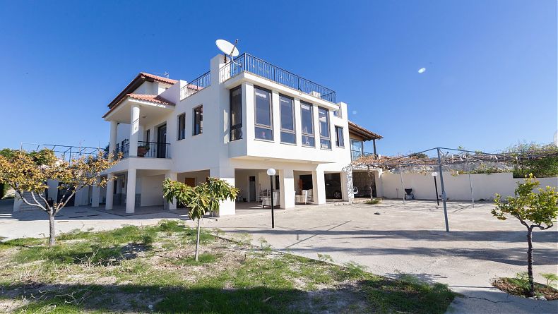 7 Bedrooms House / Villa in Kalavasos, Larnaca