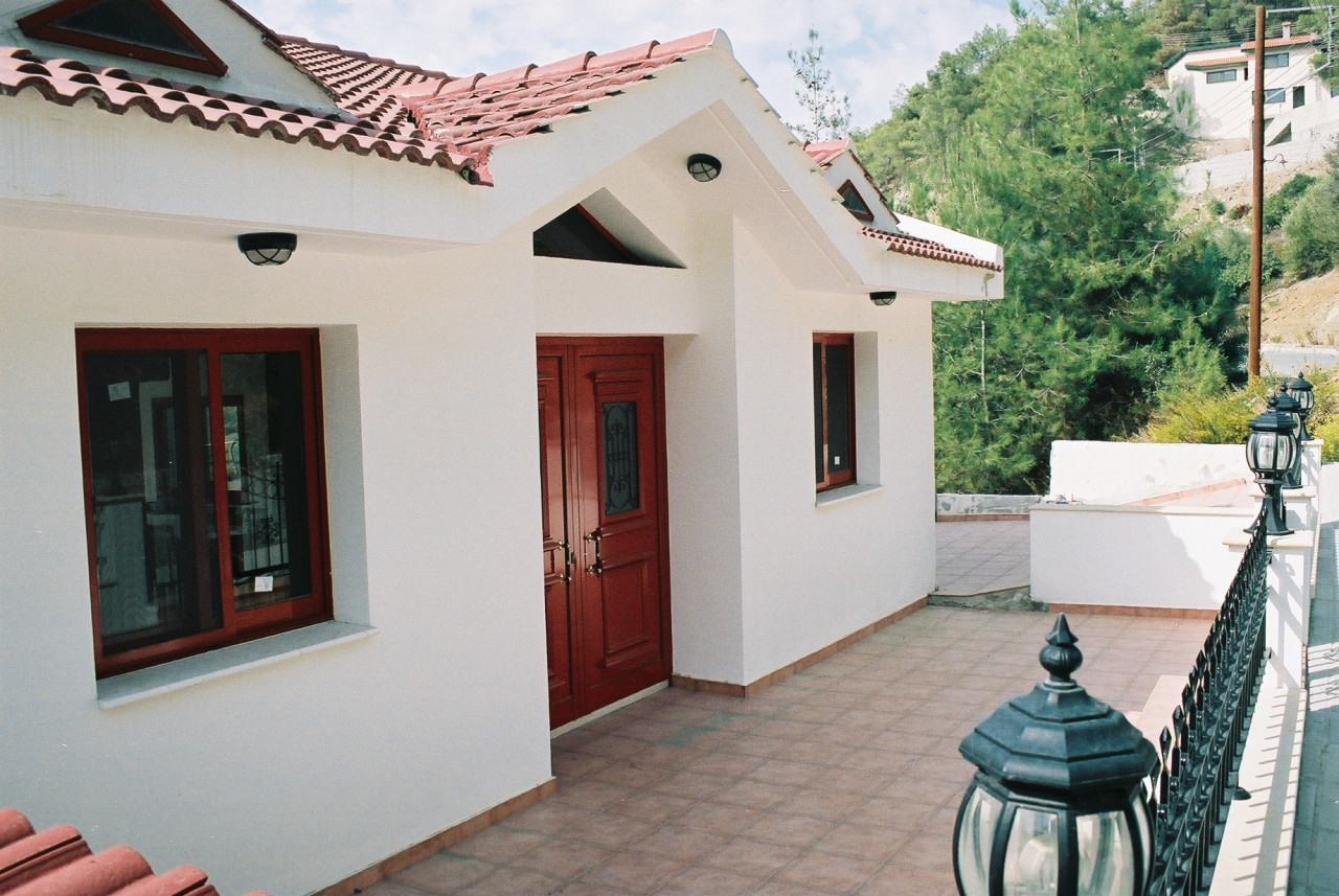 5 Bedrooms House / Villa in Moniatis, Limassol