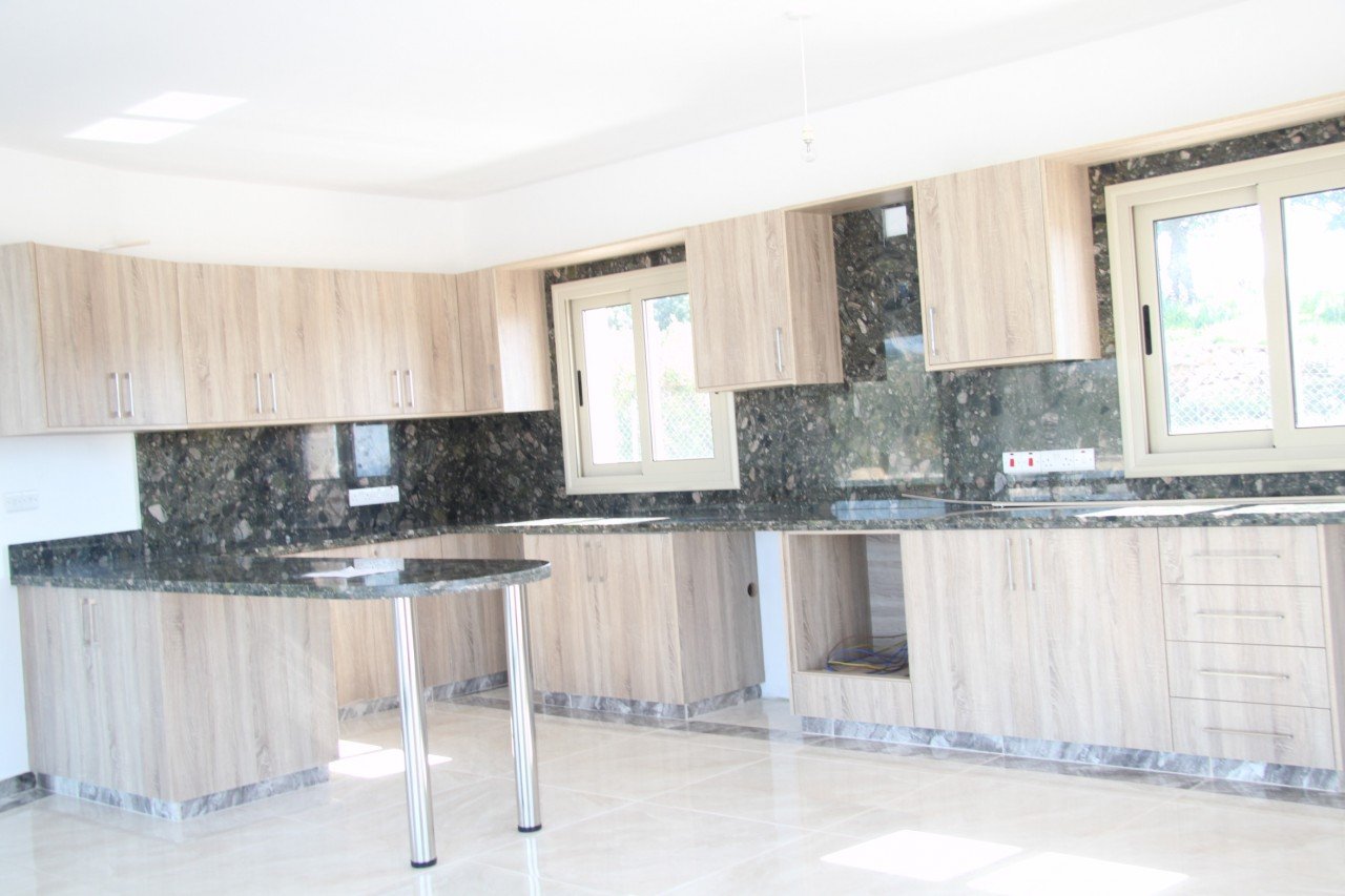 4 Bedrooms House / Villa in Sea Caves, Paphos