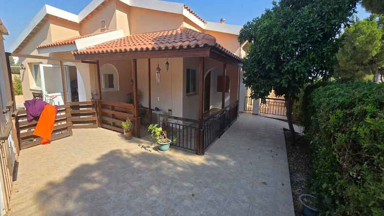 2 Bedrooms Bungalow in Erimi, Limassol