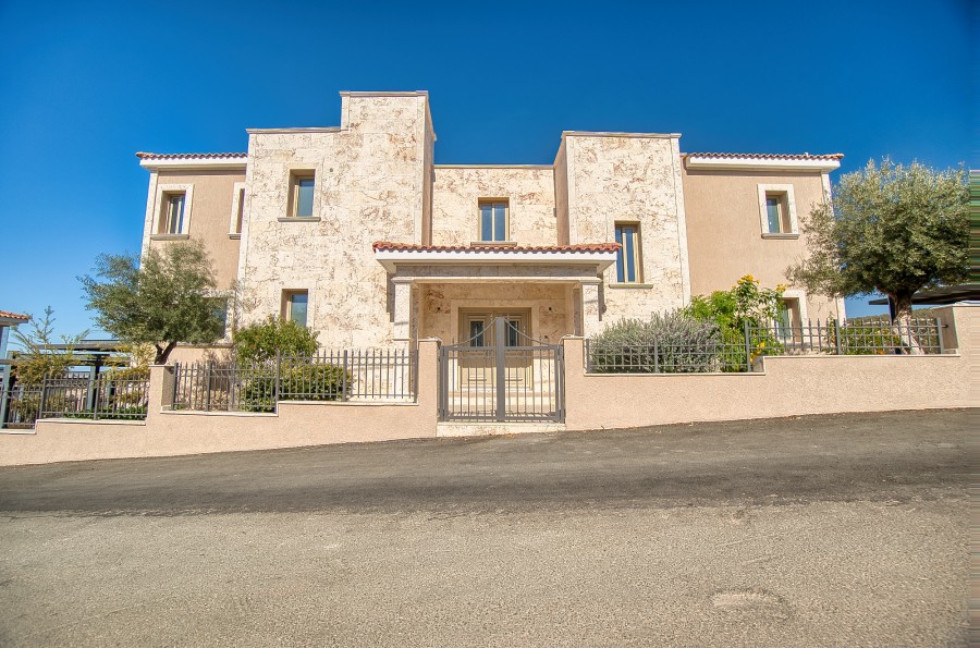 6 Bedrooms House / Villa in Peyia, Paphos